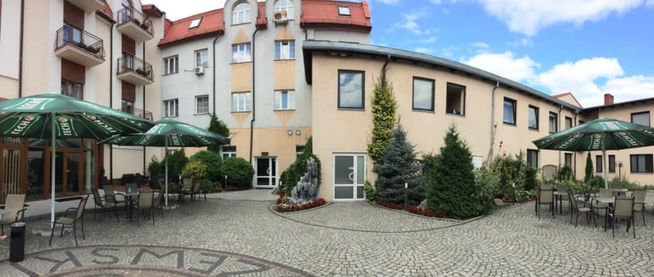 Ten sam dziedziniec od strony hotelu Hotel Rydzewski
