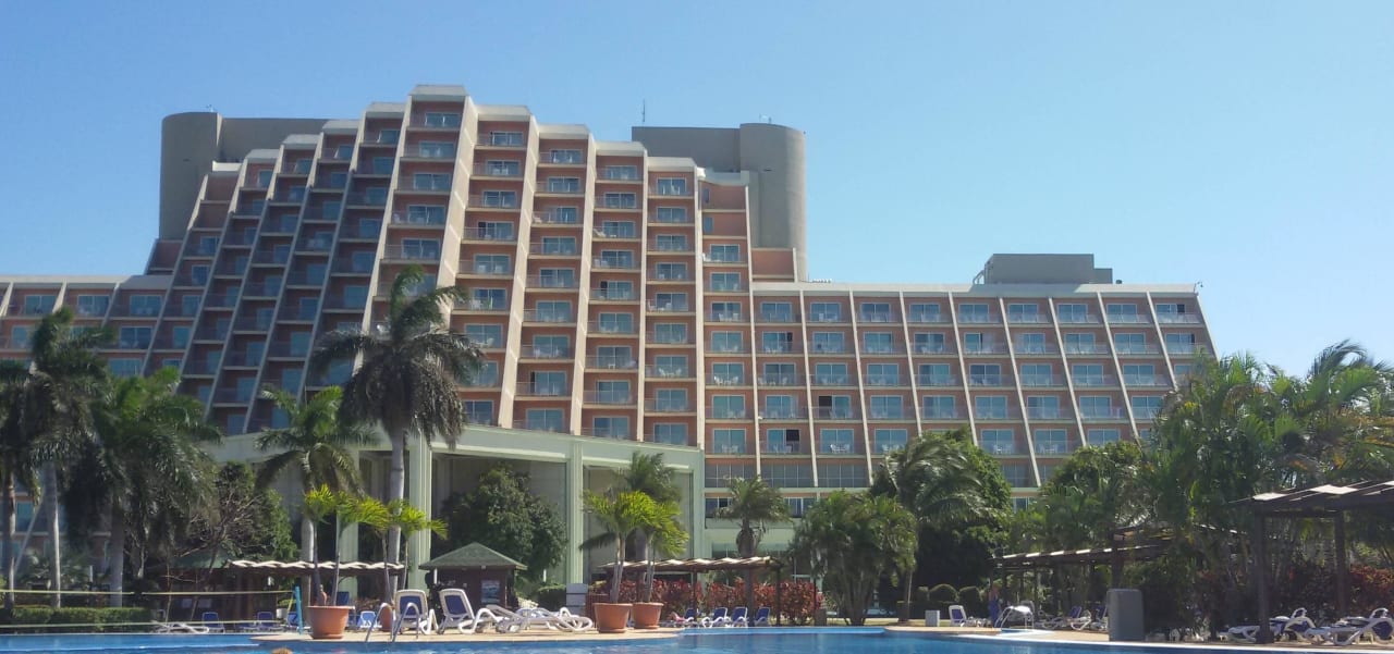 Blick auf das Hotel vom Pool her Blau varadero - Adults only