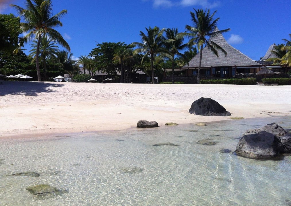 Blick aus dem Meer auf das Restaurant Shanti Maurice Resort & Spa