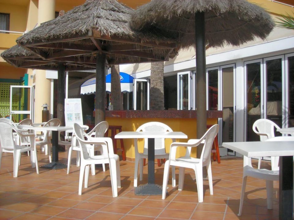 Poolbar im Regina Mar Hotel LIVVO Anamar Suites