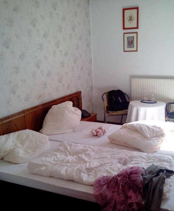 Das Doppelbett in den Zimmern Weinhaus Hotel zum Josefshof