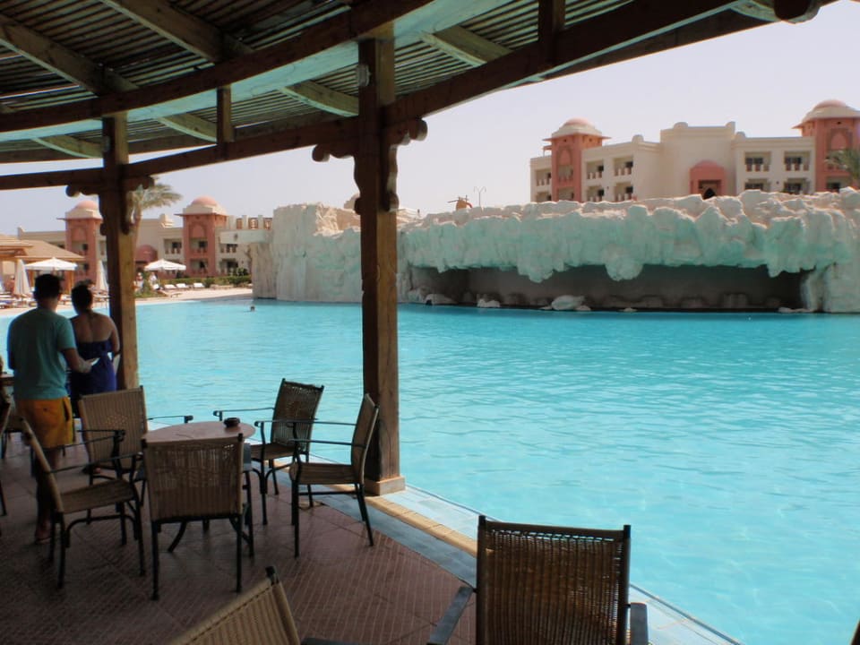 Blick von der Bar auf einen der Pools Serenity Alpha Beach