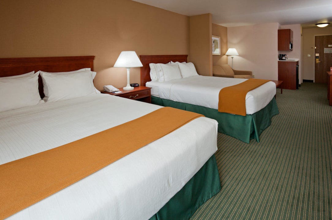 2-Queen suite Hotel Holiday Inn Express & Suites New Berlin