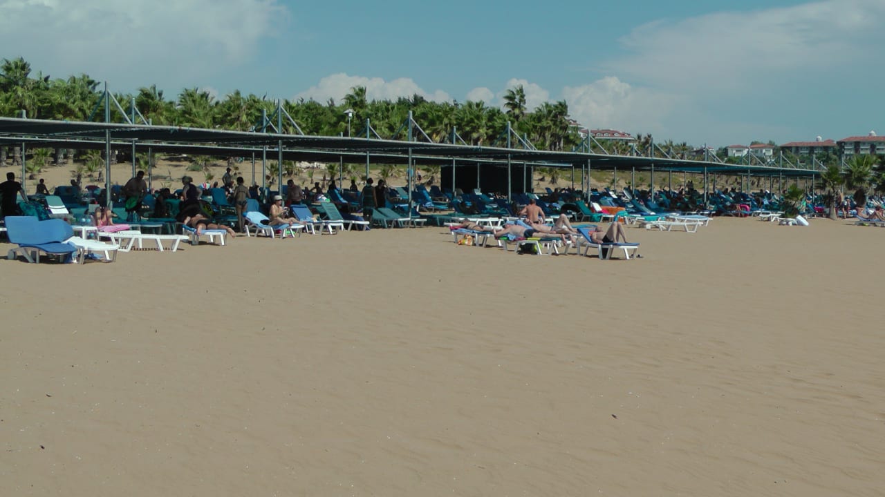 Aussicht auf den Strand Club Grand Side