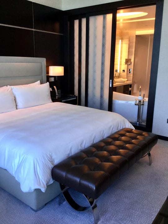 "Schlafzimmer mit Trennwand zum Badezimmer" Hotel Rosewood Abu Dhabi