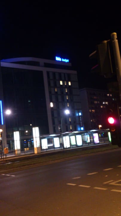 Blick auf's Hotel am Abend ibis budget Hotel Berlin Alexanderplatz
