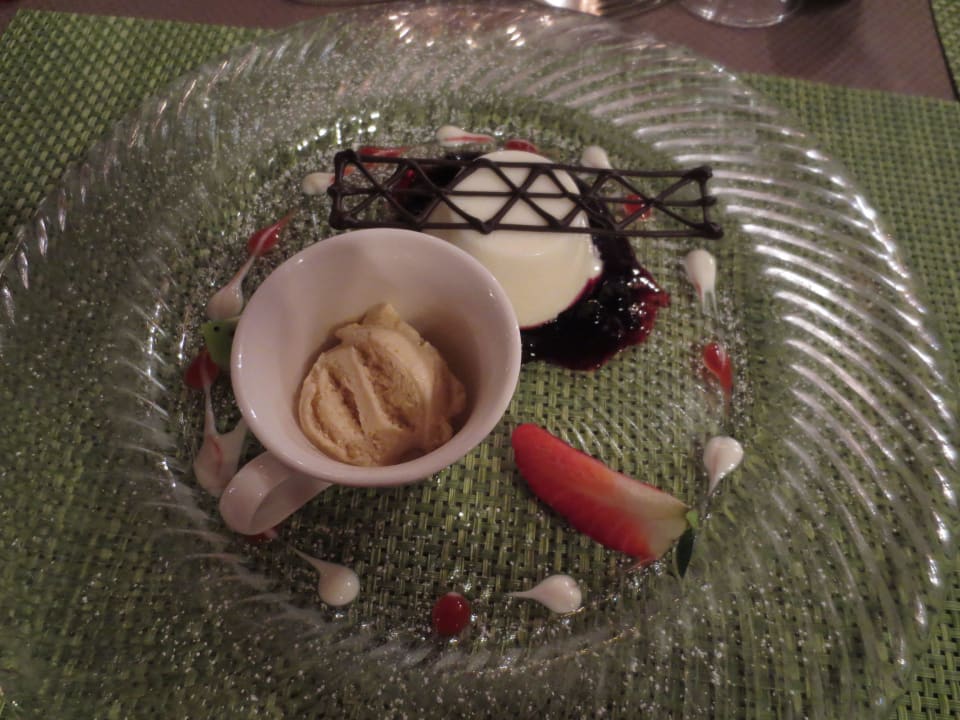 Panna cotta / Heidelbeer / Amarettoeis Hotel Jerzner Hof