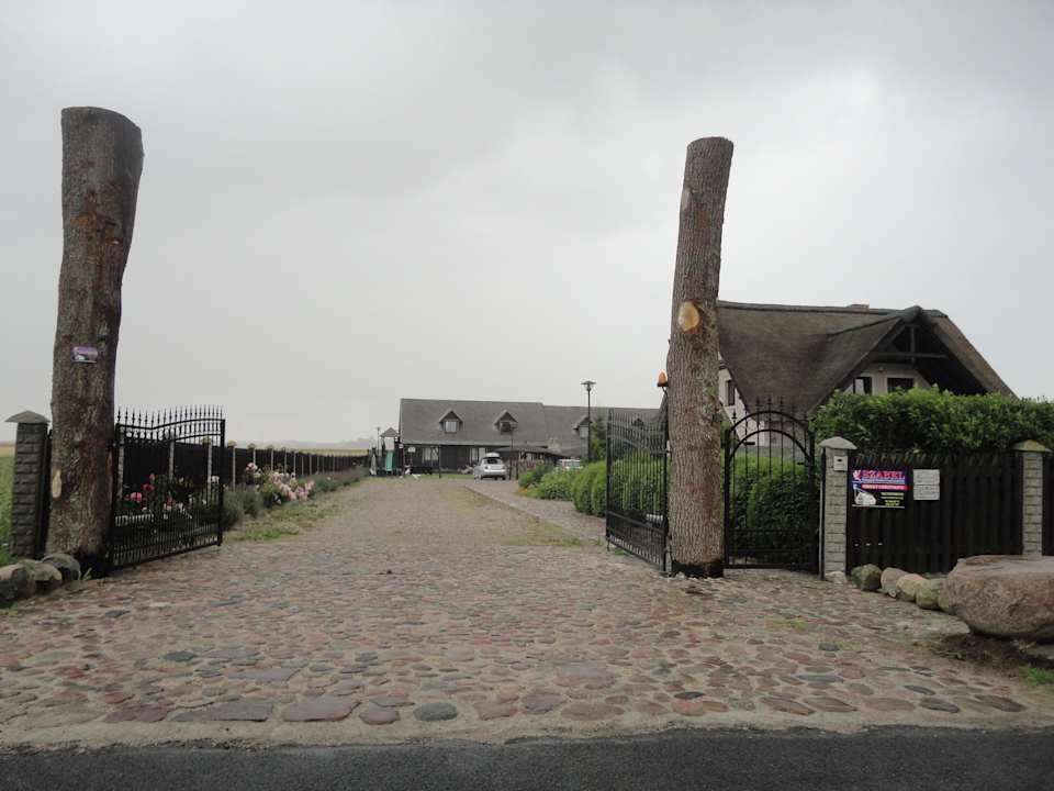 Brama wjazdowa Pension Pod Strzechą