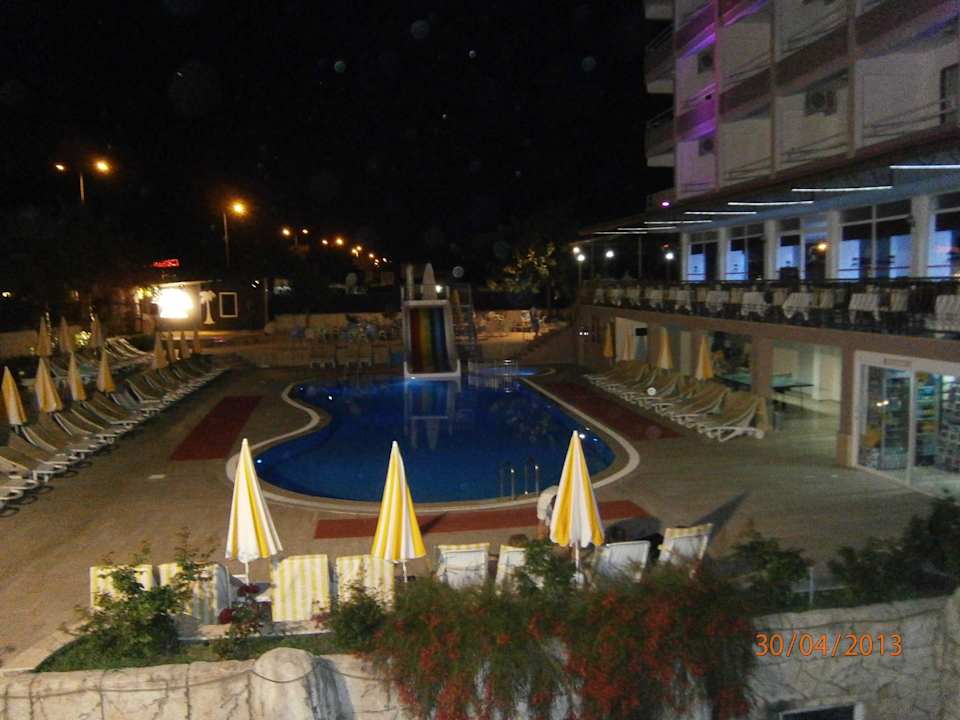 Basen nocą Hotel Ideal Beach