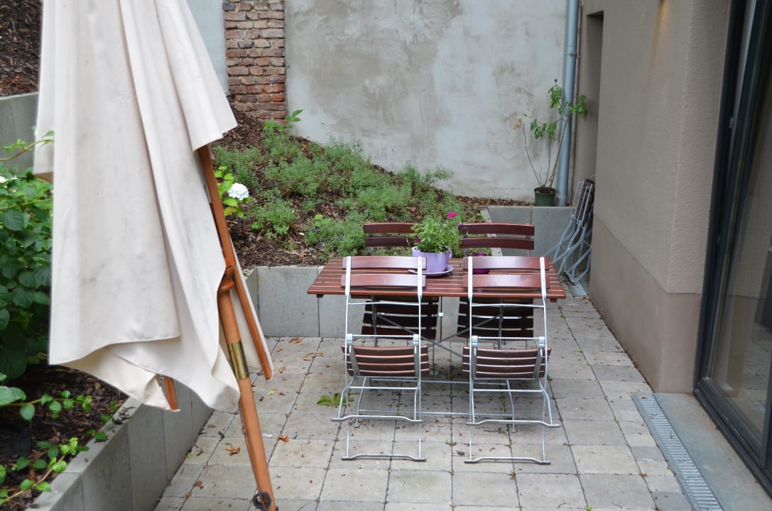 Kleine Terrasse vor Zimmer  Hotel Trafohaus am Kaiserbahnhof