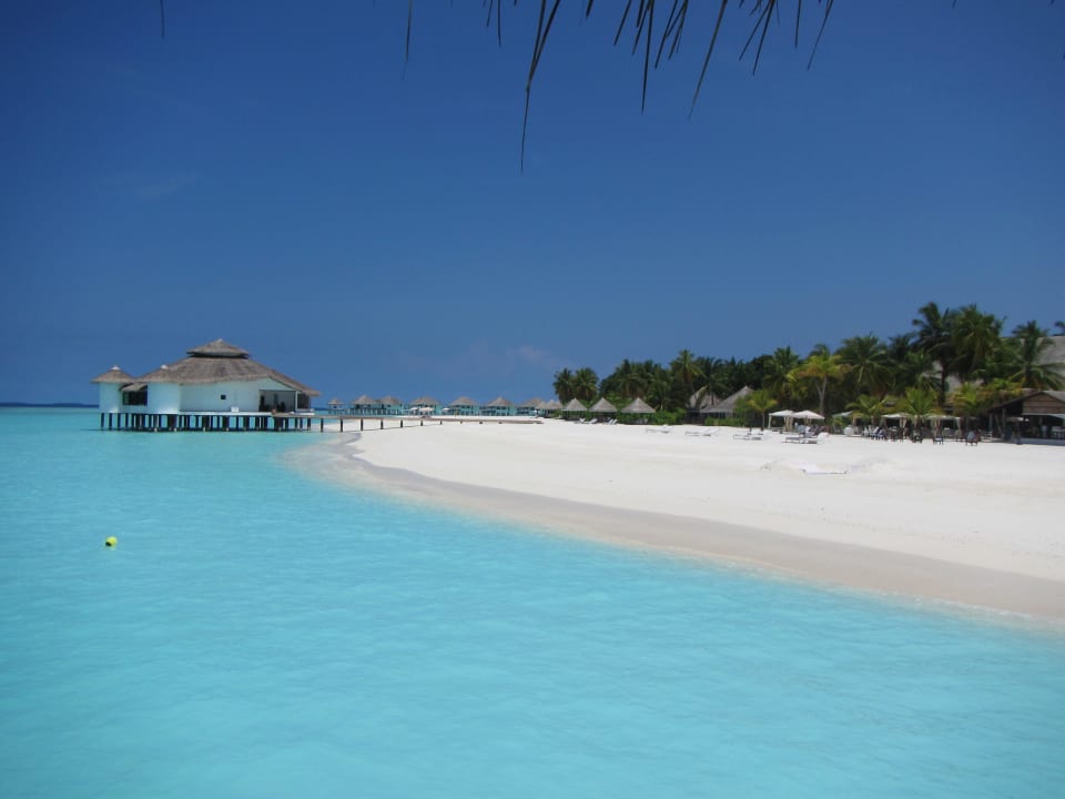 Blick auf SPA (li) und das Restaurant Kihaa Maldives
