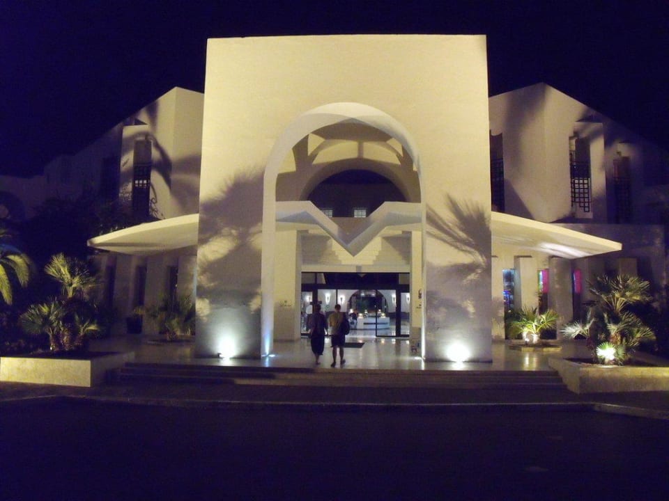 Außenansicht bei Nacht Club Palm Azur