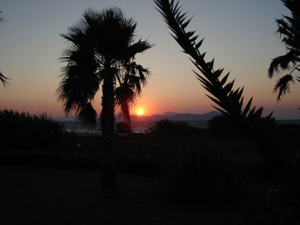 Sonnenuntergang vorm Hotel Costa Angela Seaside Resort