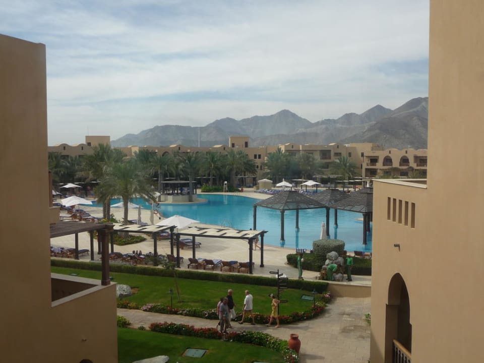 Swimming Pool von oben Miramar Al Aqah Beach Resort