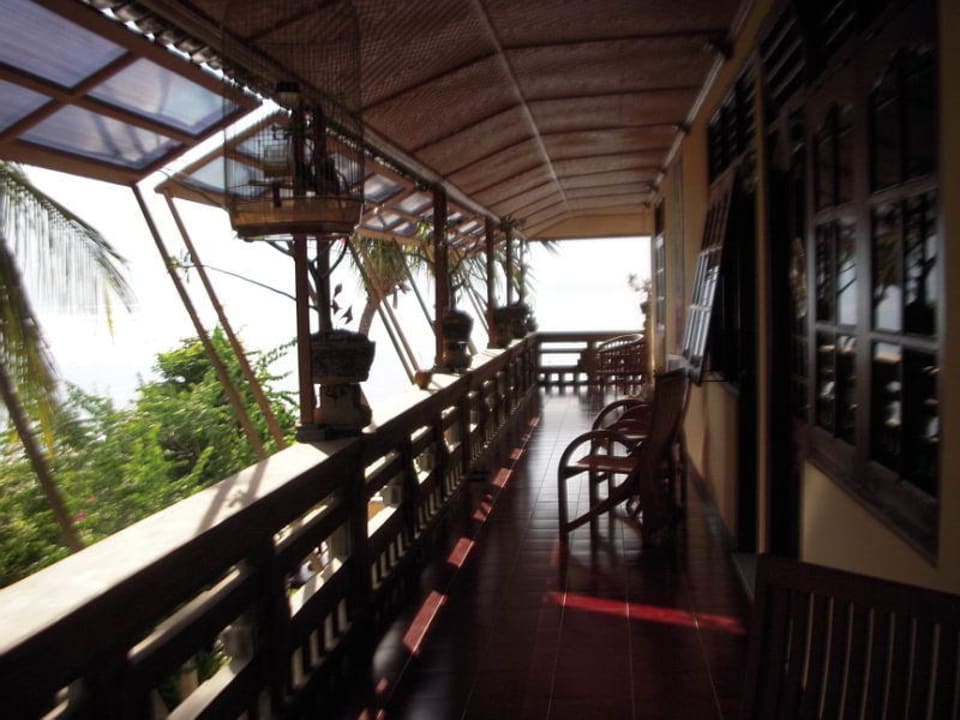 Unser Zimmer mit Balkon oben  Pantai Mas Spiritual & Learning Center