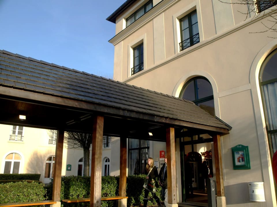 Eingang und Shuttle-Haltestelle Campanile Val de France