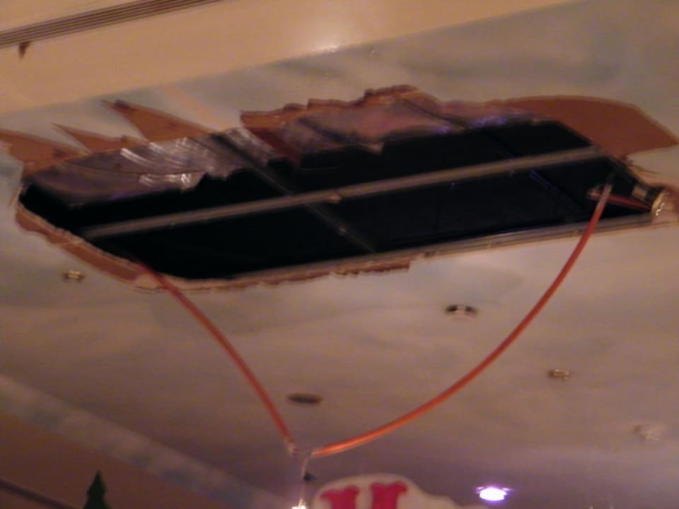 Löcher in der Lobby Three Corners Sea Beach Resort