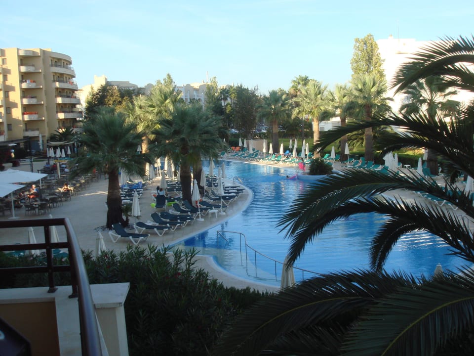 Blick vom Balkon auf den Pool allsun App.-Hotel Orient Beach