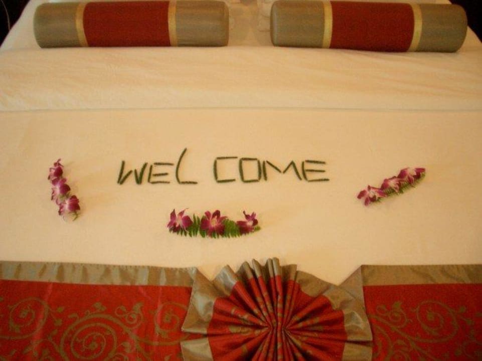 Bett mit Willkommensgruss La Flora Khao Lak