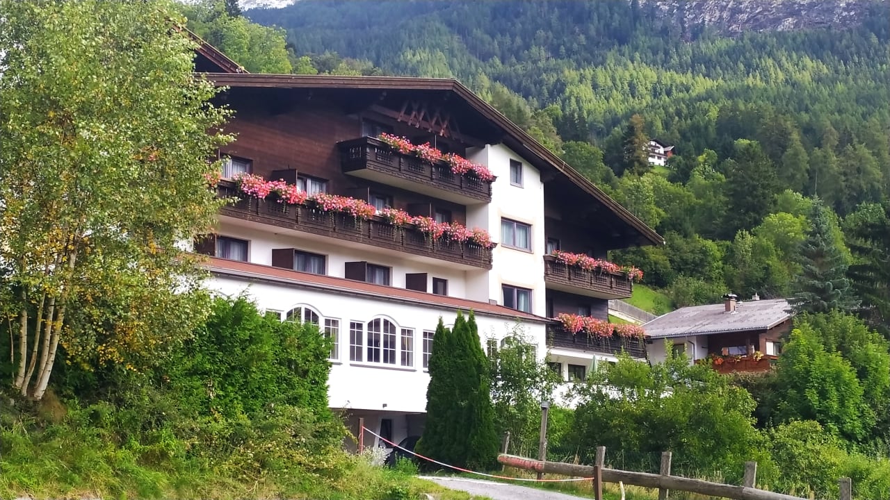 Außenansicht Hotel Alpenfriede