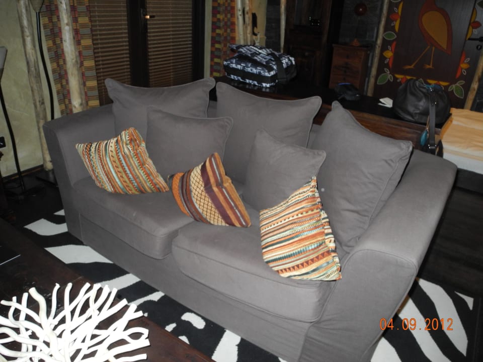 Sofa in der Suite Hotel Matamba - Phantasialand Erlebnishotel