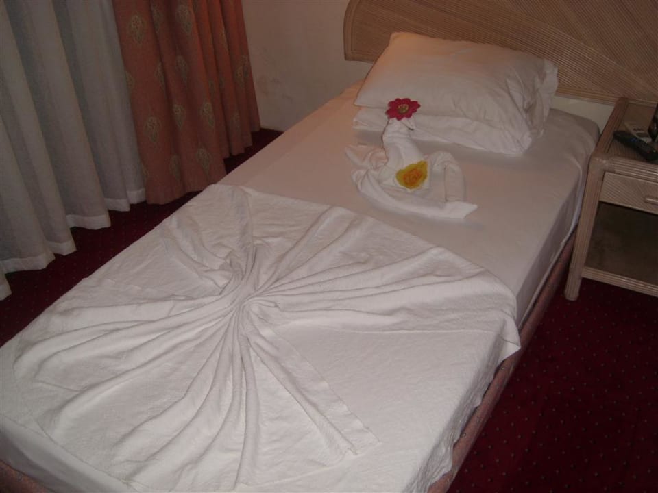 Bett vom Room Service verziert Aska Hotel Just in Beach