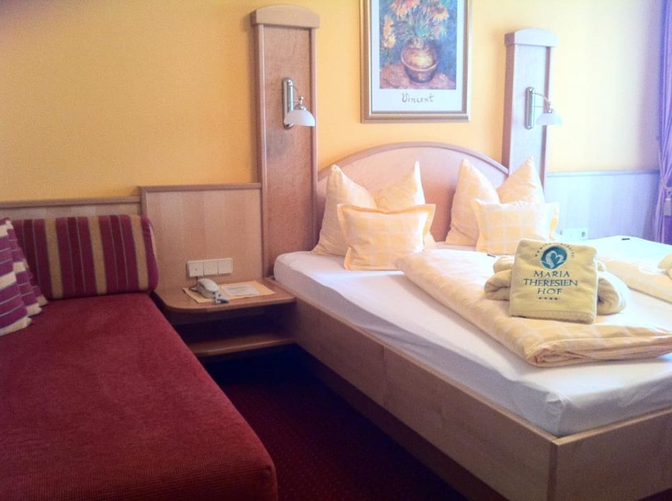 Doppelbett und Couch Hotel Maria Theresien Hof Loipersdorf