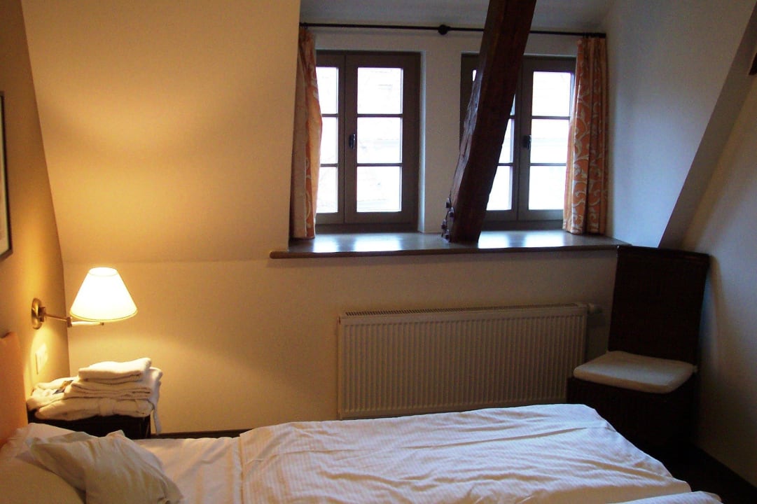 Blick zum Dachfenster Hotel Wyndham Garden Quedlinburg Stadtschloss