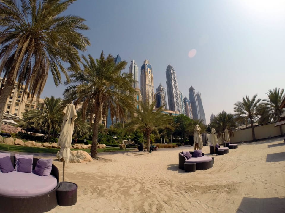 Sehr gute Liegen und Schirme The Westin Dubai Mina Seyahi Beach Resort & Marina