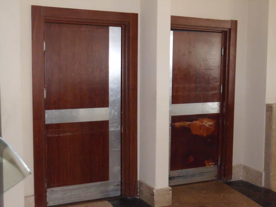 Türen zur Küche - keine 5 Sterne Seaden Sea World Resort & Spa