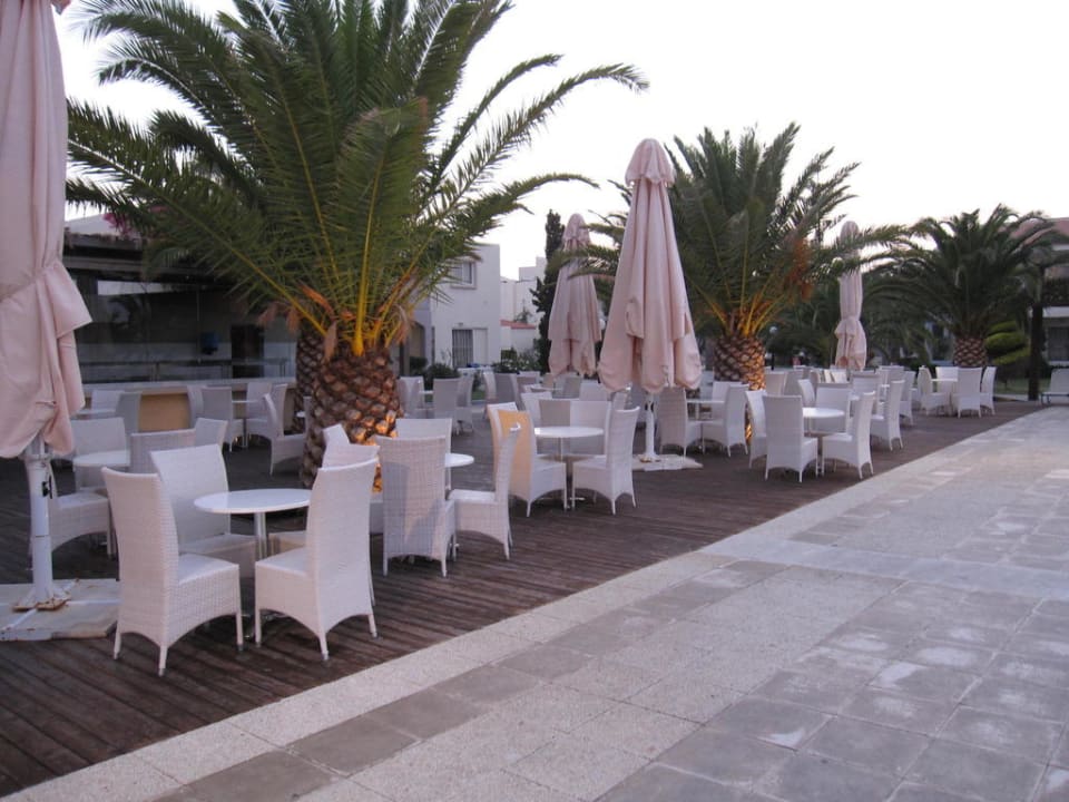 Poolbar & Restaurantbereich beim Olympiapool Kipriotis Village Resort