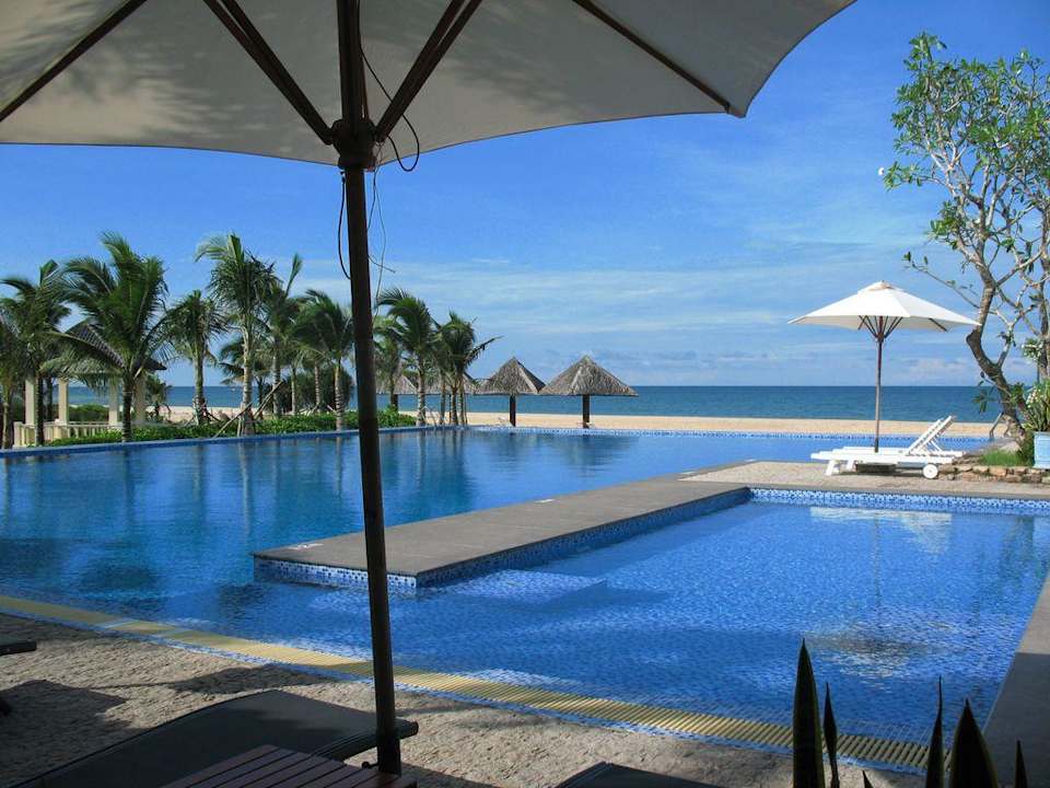 Blick über den Pool auf den Strand Eden Resort Phu Quoc