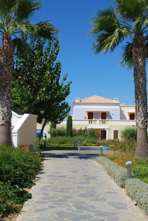 Anlage zwischen Sportpool und Strand Neptune Luxury Resort