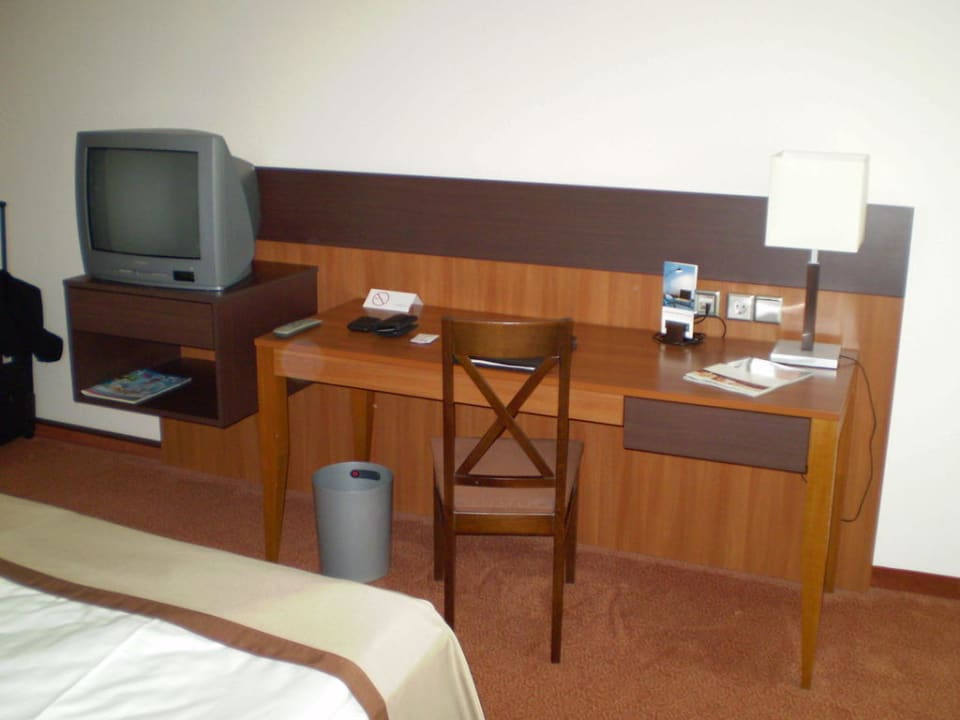 Schreibtisch und TV Dorint Hotel am Dom Erfurt