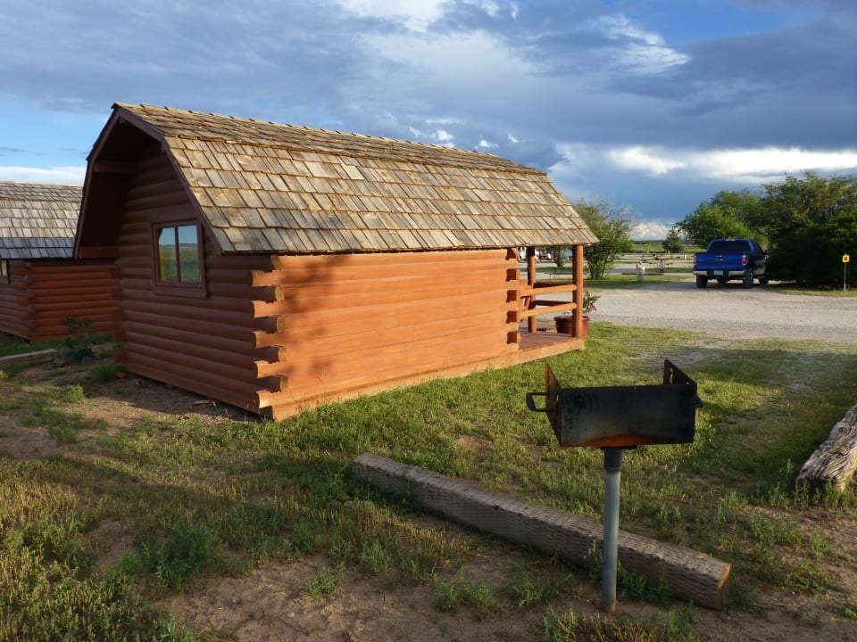 Grill und Lagerfeuer gehören zu jeder Kabine KOA Campground Seligman