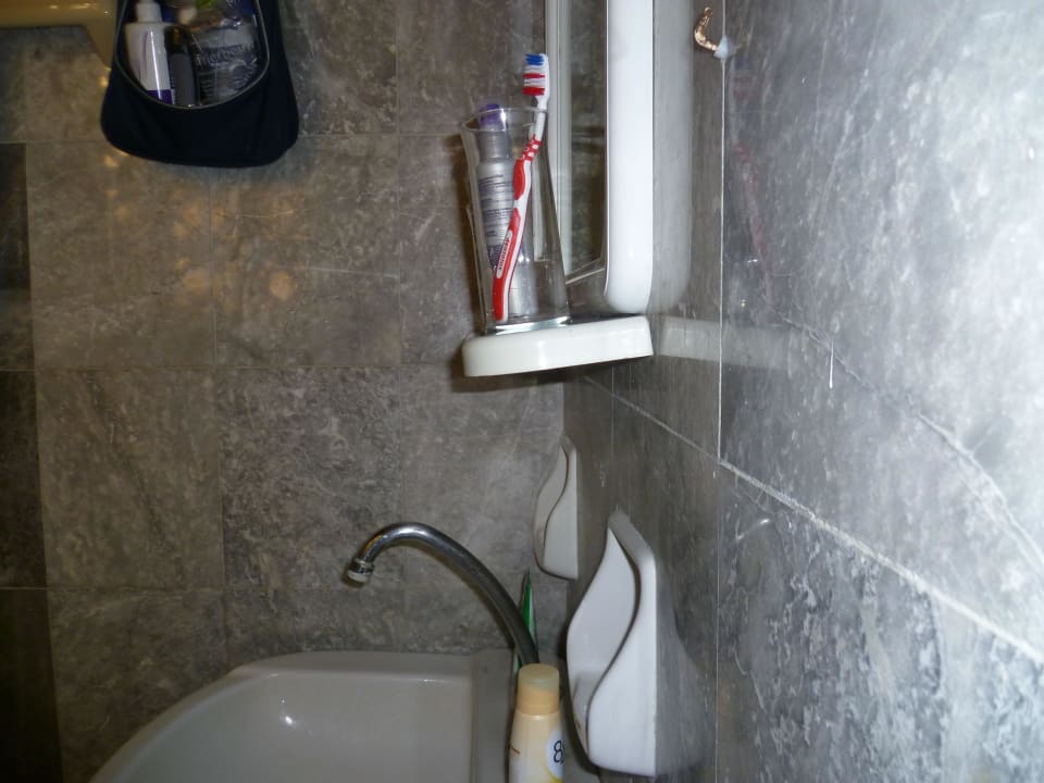 Ablage vor die Spiegel bricht fast ab Hotel Dedalos Beach