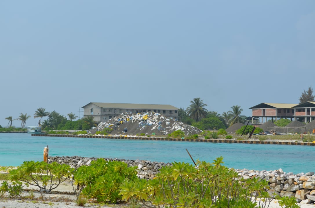 Unschöne, vermüllte Nachbarinsel Sun Siyam Olhuveli