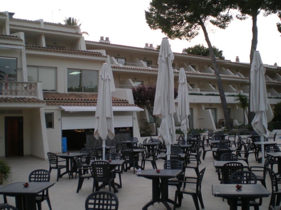 Niedrig gebaut, was sehr angenehm wirkt Iberostar Waves Pinos Park
