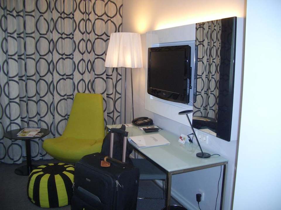 Schreibtisch & TV Vienna House by Wyndham Andel's Berlin
