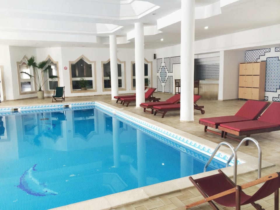 Indoor Pool Hotel La Couronne