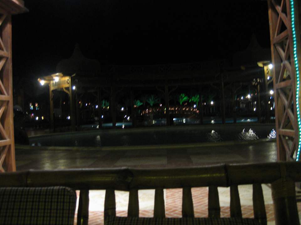 Widoki hotelu nocą Riviera Aqua Park Resort