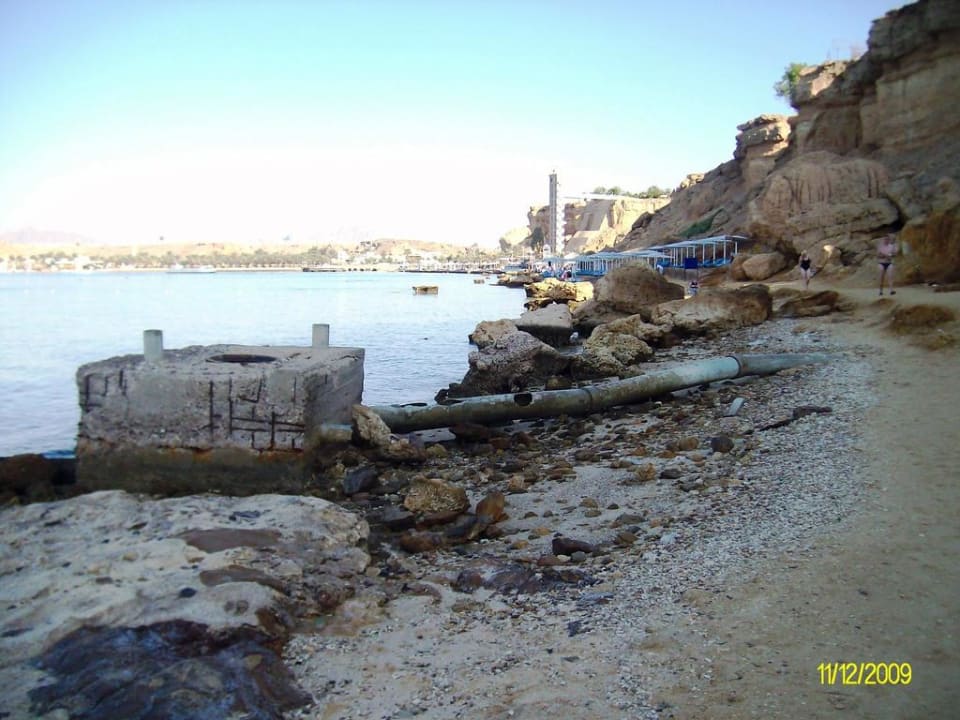 Alte ungenutzte Rohre am Ende des Strandes Albatros Sharm Resort