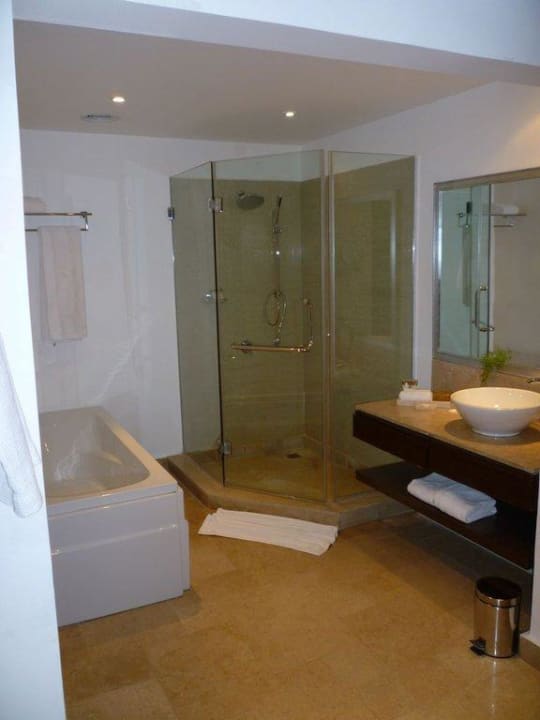 Badewanne mit Dusche und Waschbecken Steigenberger Makadi Hotel - Adults only