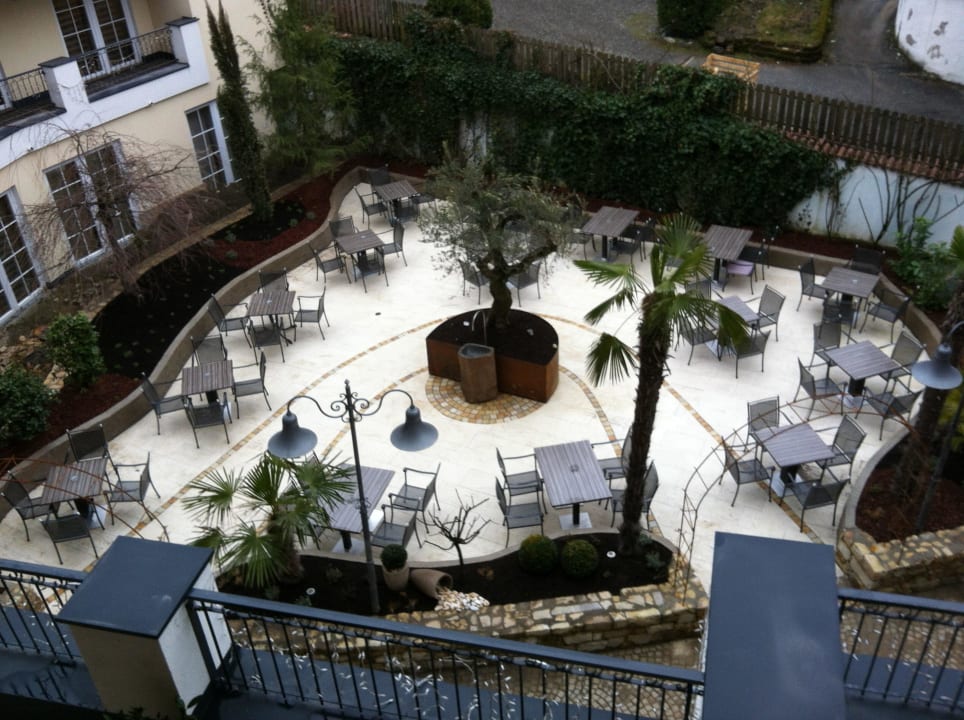 Neu gestalteter Innenhof mit 300 Jahre alter Olive STROBLHOF Active Family SPA Resort