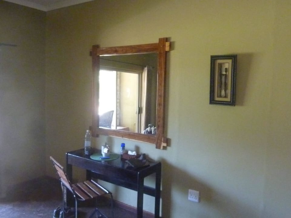 Schreibtisch recht einfach Kalahari Anib Lodge