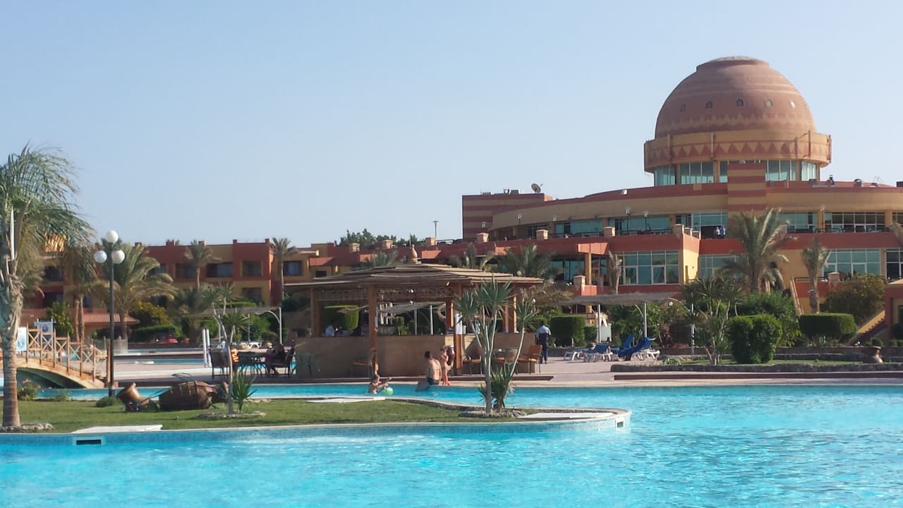 Blick über Pool in Richtung Haupthaus/Lobby Malikia Resort Abu Dabbab
