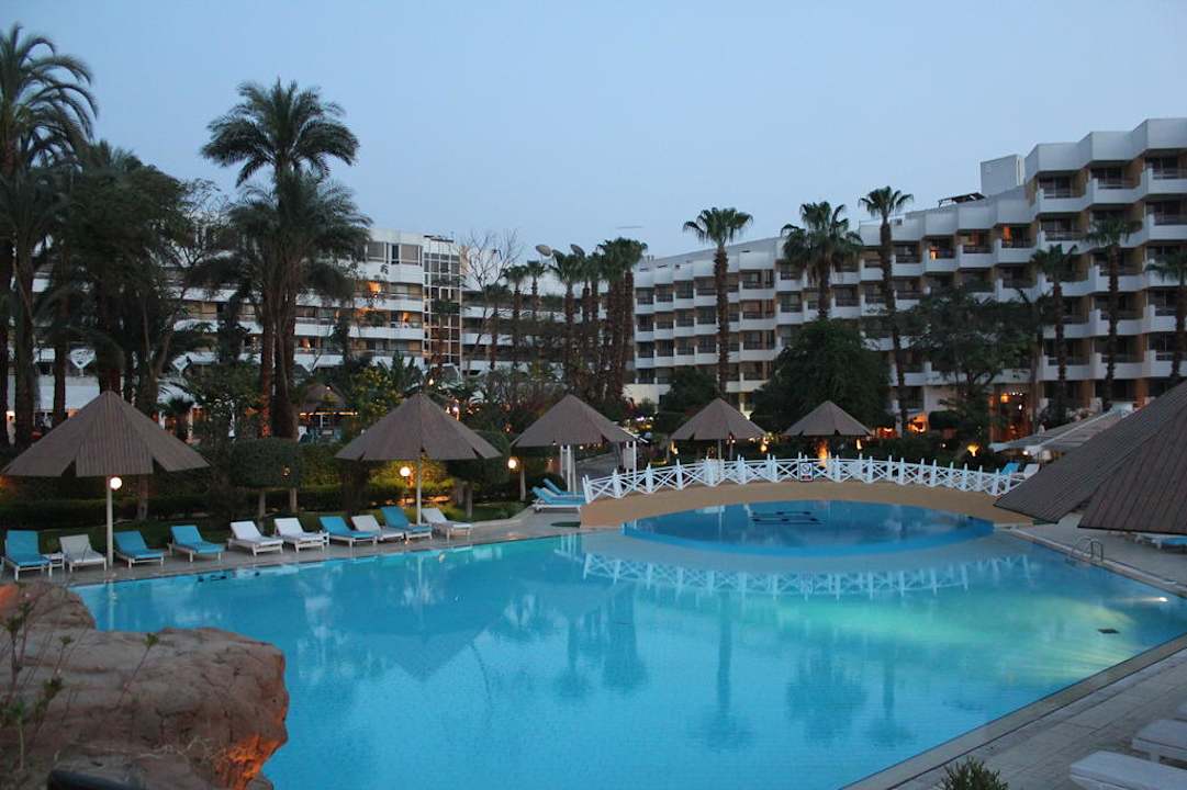 Innenhof des Isis Hotels mit Pool und Gaten Pyramisa Hotel Luxor