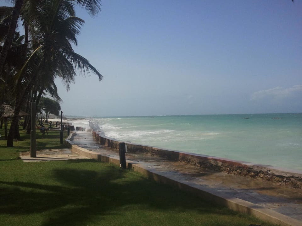 Nass bei Flut! Neptune Village Beach Resort & Spa