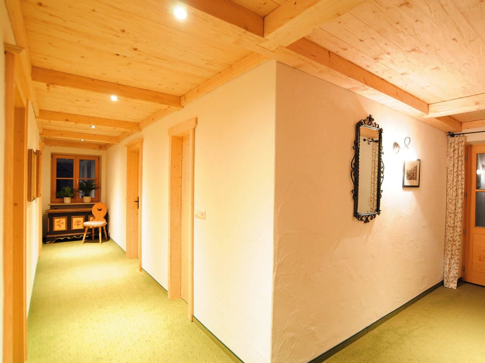 Flur zu Hotelzimmern Alpenhotel Bergzauber