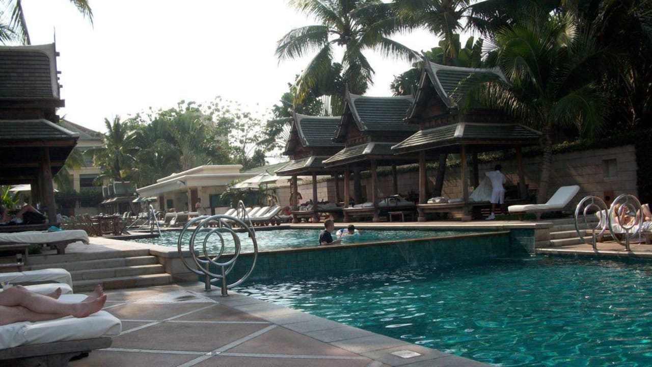 Ein traumhafter Pool am Fluss Hotel The Peninsula Bangkok